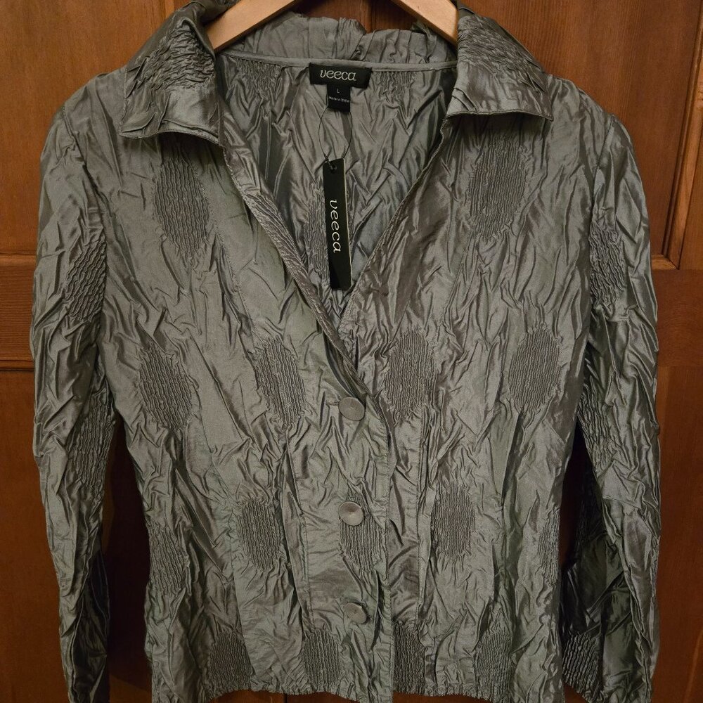 New Veeca Crinkle Blouse Women's size Large Silver/Grey